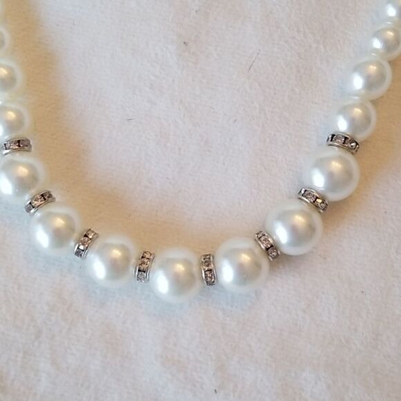 Paparazzi Set Faux Pearls necklace & earrings - Picture 4 of 7